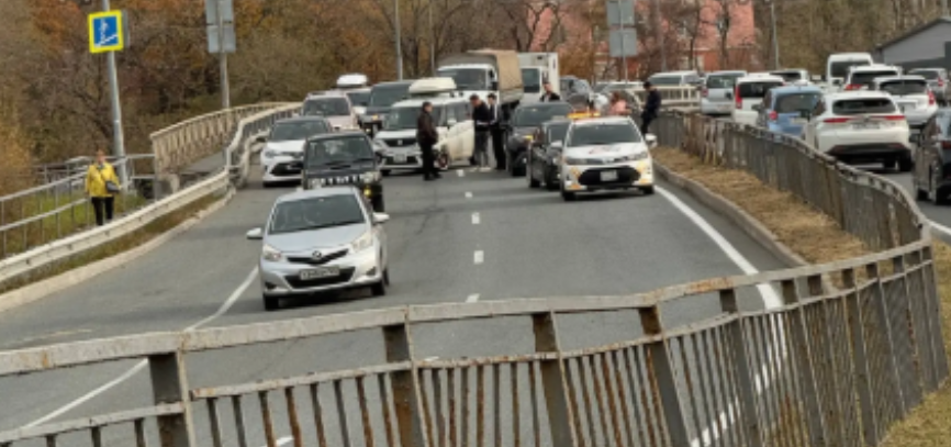 Во Владивостоке из-за ДТП образовалась пробка