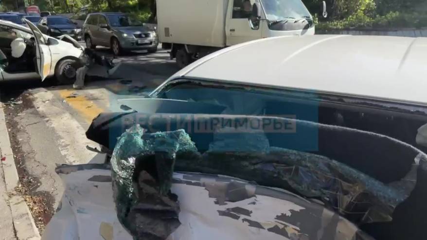 В массовом ДТП на дороге Владивостока столкнулись 10 авто