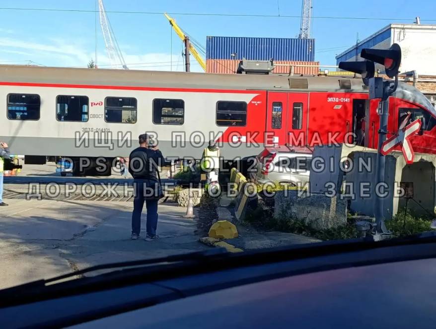 Электричка снесла легковушку на железнодорожных путях во Владивостоке