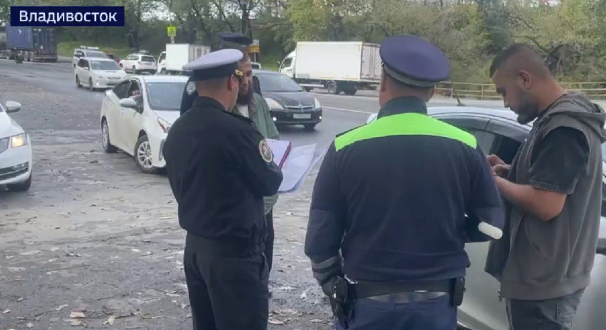 Во Владивостоке прошла совместная проверка ГИБДД и военных следователей