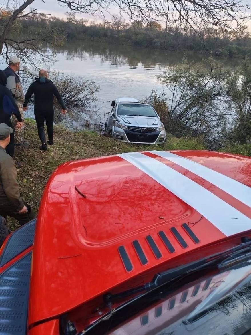 Из реки в Приморье достали автомобиль, в котором находилось тело человека