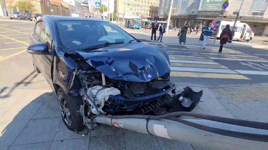«Жуткое» ДТП в центре Владивостока: авто влетело в столб после столкновения