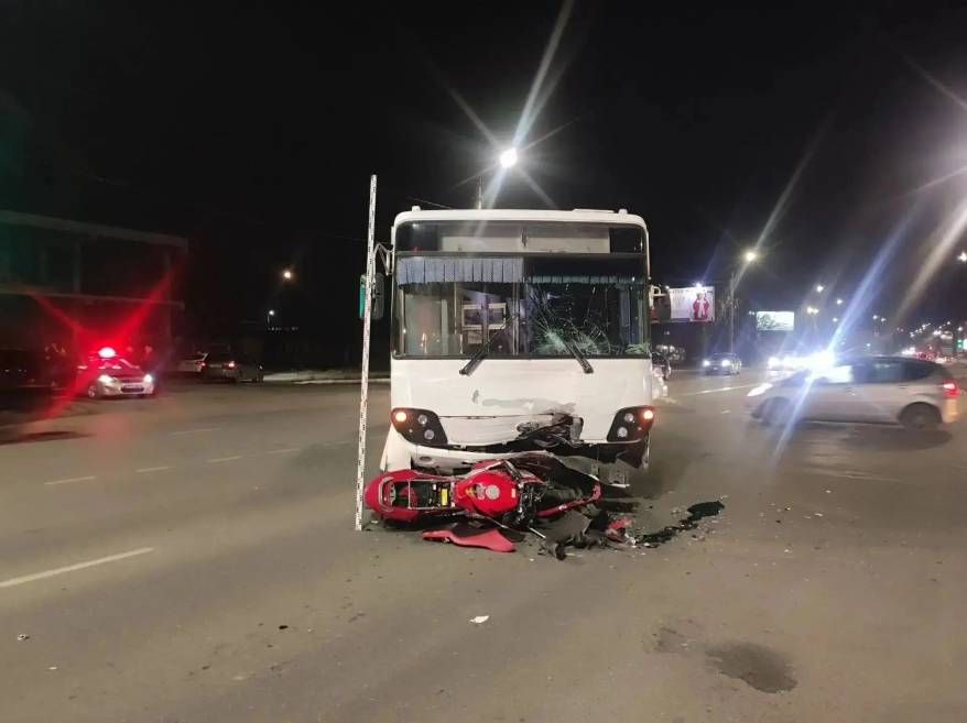 ️В Приморье мотоцикл влетел прямо под автобус
