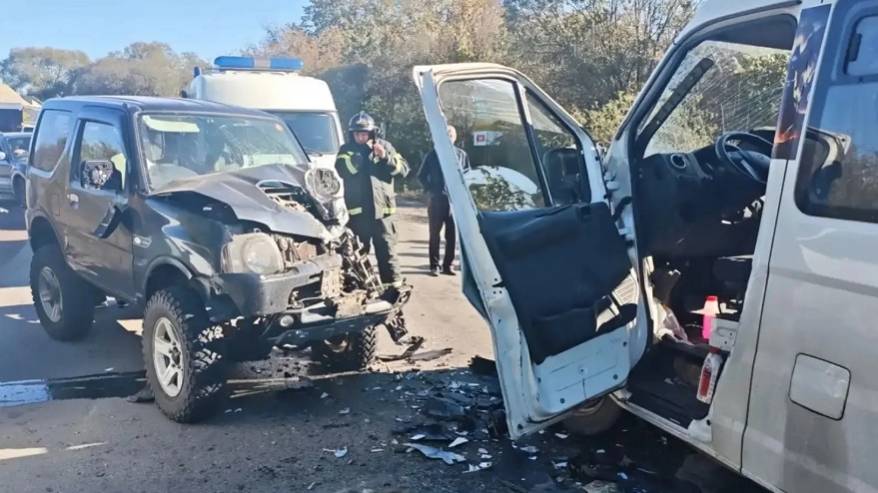 Пассажирский автобус и авто столкнулись на трассе Приморья: есть пострадавшие