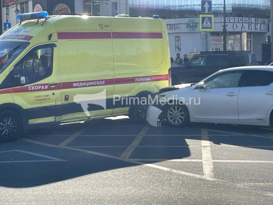 Lexus влетел в машину скорой помощи во Владивостоке