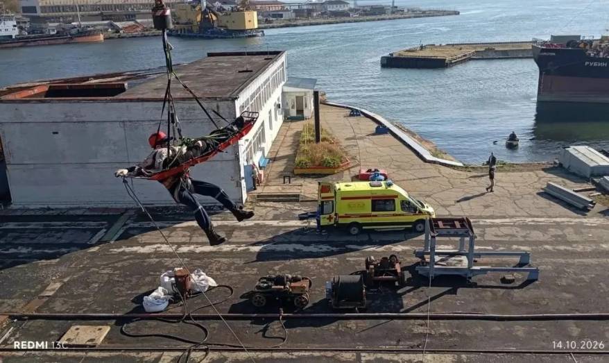 Спасатели сняли женщину с портального крана в Приморье и передали ее медикам