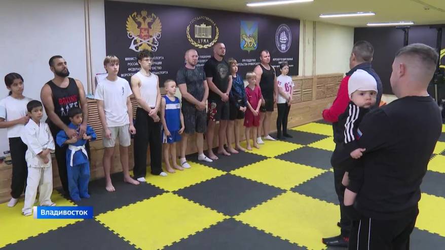 Ко Дню отца во Владивостоке спортсмены провели семейную тренировку