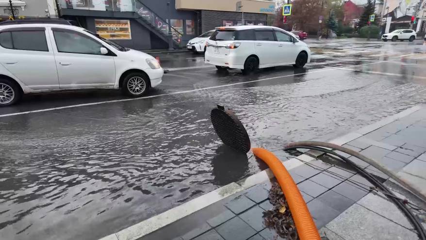 Власти назвали причину застоя воды на дорогах Владивостока