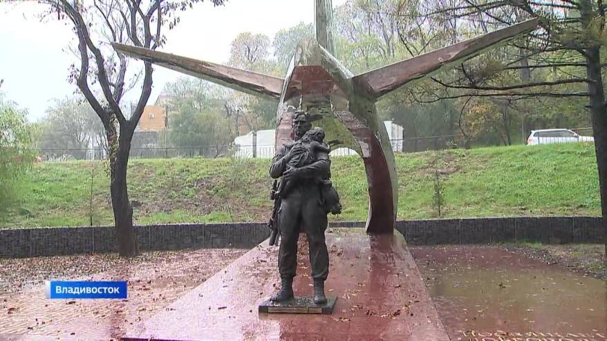«В глазах — минуты прощания»: в сквере Владивостока открыли мемориал добровольцам