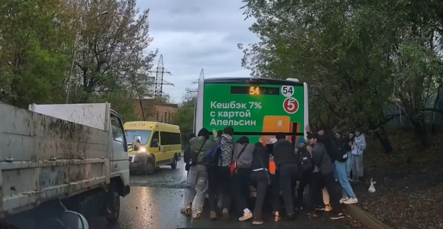 Пассажирский автобус застрял в яме на дороге во Владивостоке