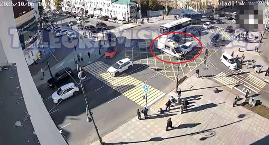 Момент ДТП с участием скорой помощи во Владивостоке попал на видео