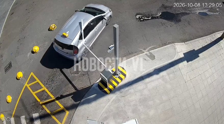 Такси на полном ходу врезалось в шлагбаум на парковке в центре Владивостока