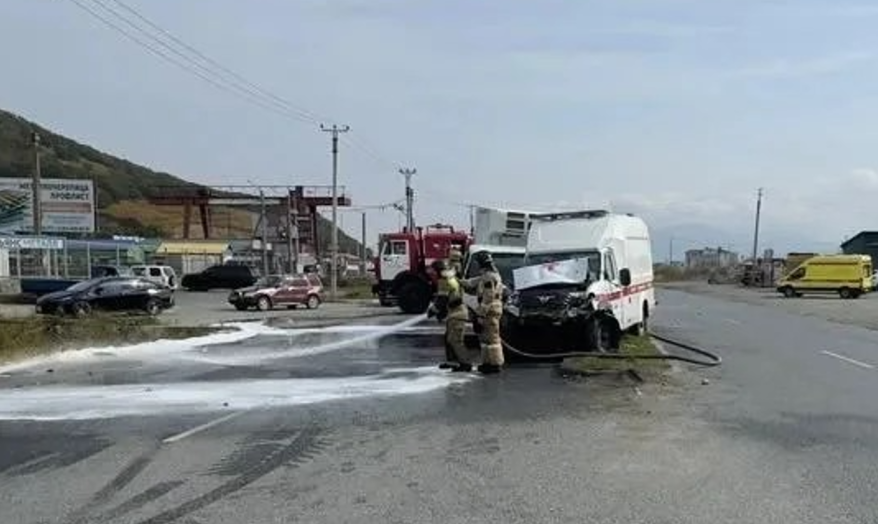 Грузовик протаранил автомобиль скорой помощи в Приморье