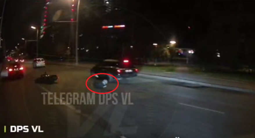 "Родился в рубашке": байкер упал на дорогу во время буксировки мотоцикла во Владивостоке