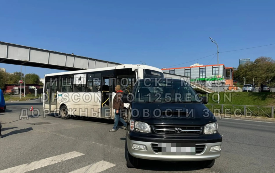Во Владивостоке пассажирский автобус столкнулся с микроавтобусом