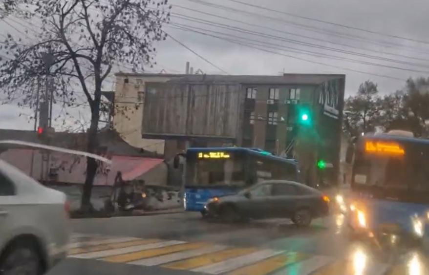 Легковушка столкнулась с пассажирским автобусом во Владивостоке