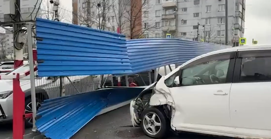 Нервная автоледи протаранила забор во Владивостоке