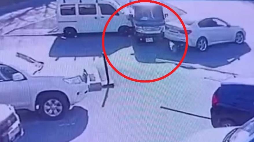 Педаль в пол и через клумбу: авто протаранило припаркованные машины во Владивостоке