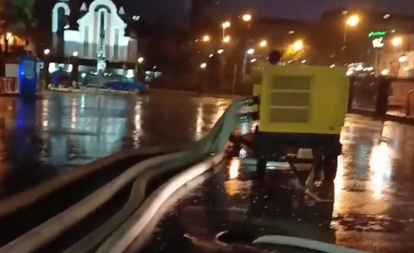 Городские службы Владивостока устраняют последствия непогоды