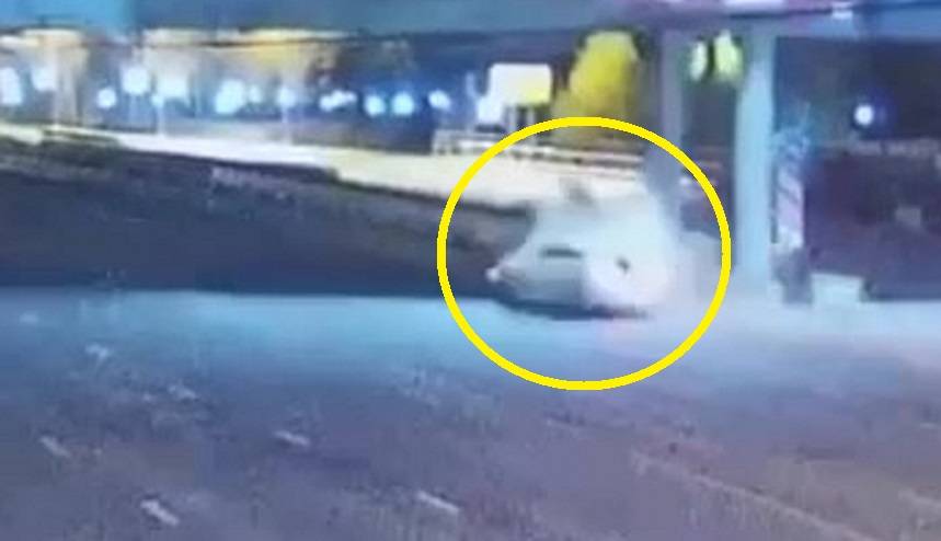 Водитель врезался в отбойник и вылетел на «встречку» во Владивостоке